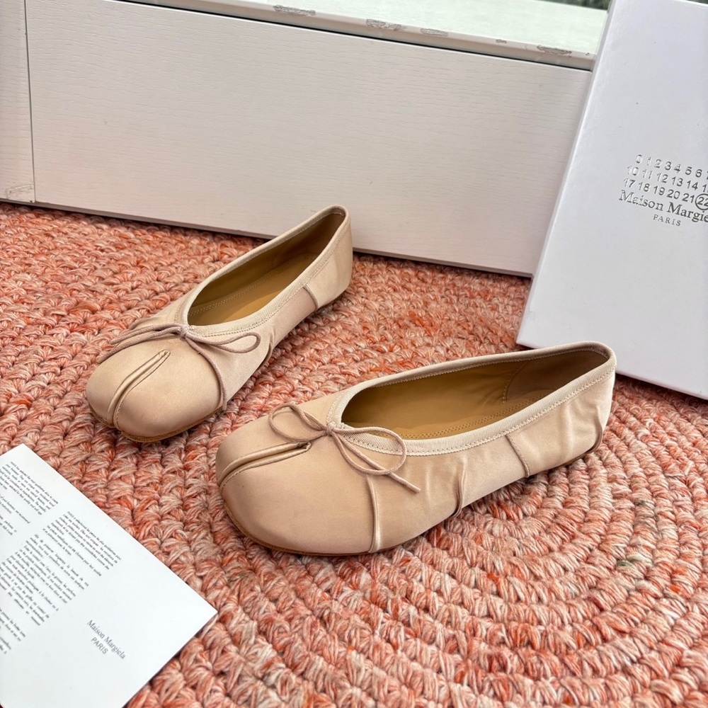 Maison Martin Margiela Beige Split-Toe Flats - Picture 2 of 8